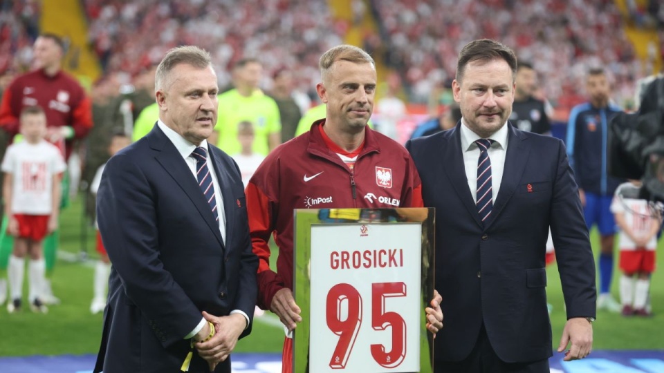 Od lewej: prezes PZPN Cezary Kulesza, piłkarz reprezentacji Polski Kamil Grosicki i sekretarz generalny PZPN Łukasz Wachowski, przed meczem towarzyskim z Mołdawią, 6 bm. w Chorzowie. Mecz z Mołdawią jest pożegnaniem z kadrą Kamila Grosickiego i jego 95. w barwach narodowych. (gj) PAP/Michał Meissner