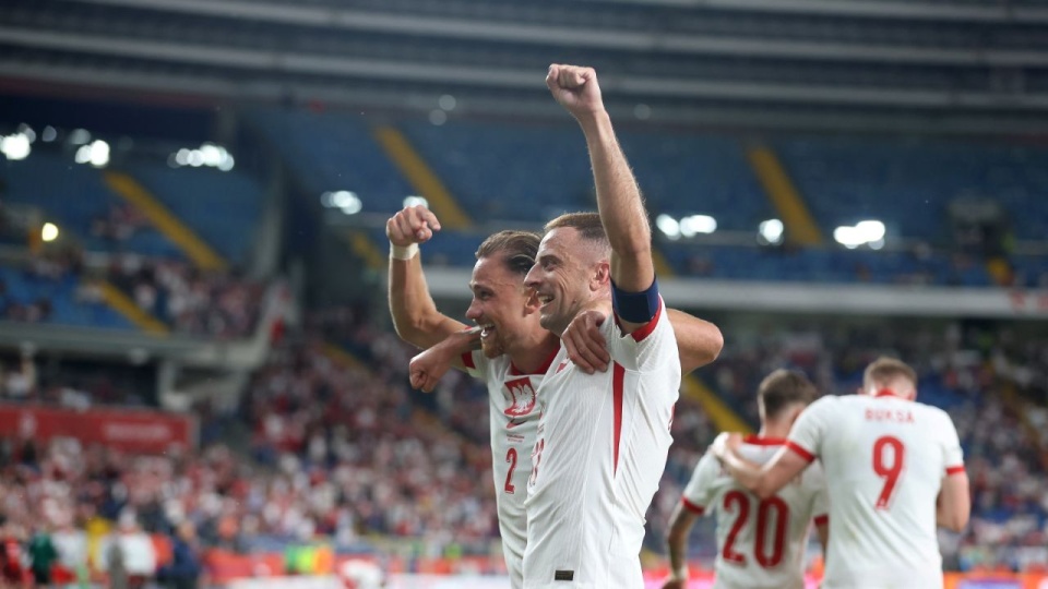 Piłkarz reprezentacji Polski Matty Cash i Kamil Grosicki cieszą się z gola podczas meczu towarzyskiego z Mołdawią w Chorzowie. PAP/Michał Meissner