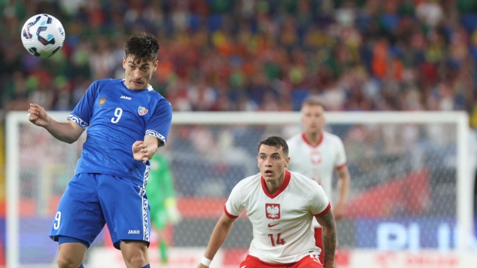 Piłkarz reprezentacji Polski Jakub Kiwior (P) i Ion Nicolaescu (L) z Mołdawii podczas meczu towarzyskiego w Chorzowie. PAP/Michał Meissner
