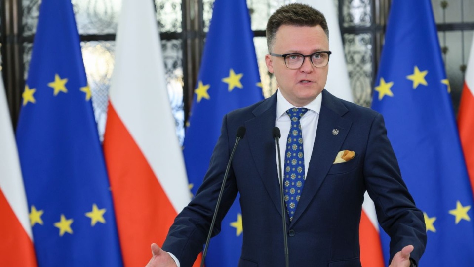 Marszałek Sejmu Szymon Hołownia na briefingu prasowym przed rozpoczęciem posiedzenia izby w Warszawie. PAP/Rafał Guz