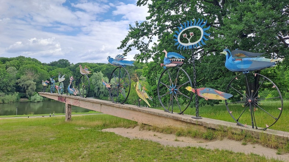 Rzeźba "Ogniste Ptaki" autorstwa Władysława Hasiora. Fot. Urząd Miasta Szczecin