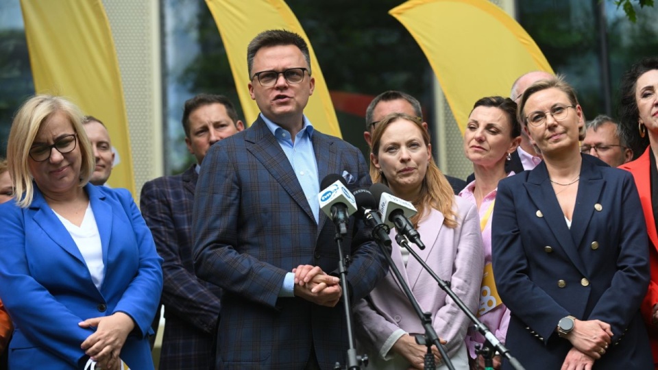 Przewodniczący Polski 2050 Szymon Hołownia, minister funduszy i polityki regionalnej Katarzyna Pełczyńska-Nałęcz, minister klimatu i środowiska Paulina Hennig-Kloska oraz minister ds. społeczeństwa obywatelskiego Adriana Porowska podczas konferencji prasowej po zakończeniu Rady Krajowej ugrupowania w Warszawie. PAP/Marcin Obara