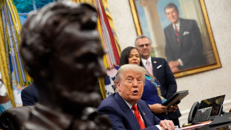 Trump powiadomił, że natychmiast zrywa negocjacje handlowe z Kanadą, ponieważ kraj ten nie wycofał się z planów nałożenia podatku od usług cyfrowych. PAP/EPA/YURI GRIPAS / POOL