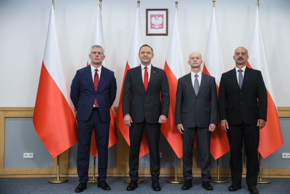 Od lewej: desygnowany na szefa Biura Bezpieczeństwa Narodowego Sławomir Cenckiewicz, Karol Nawrocki (prezydent-elekt) oraz desygnowani za zastępców szefa BBN gen. bryg. Andrzej Kowalski, gen. bryg. Mirosław Bryś podczas konferencji prasowej w siedzibie Kancelarii Prezydenta RP w Warszawie. Fot. PAP/Leszek Szymański