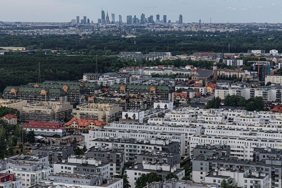 W środku kadru uszkodzony przez pożar budynek mieszkalny w podwarszawskich Ząbkach. Fot. PAP/Leszek Szymański