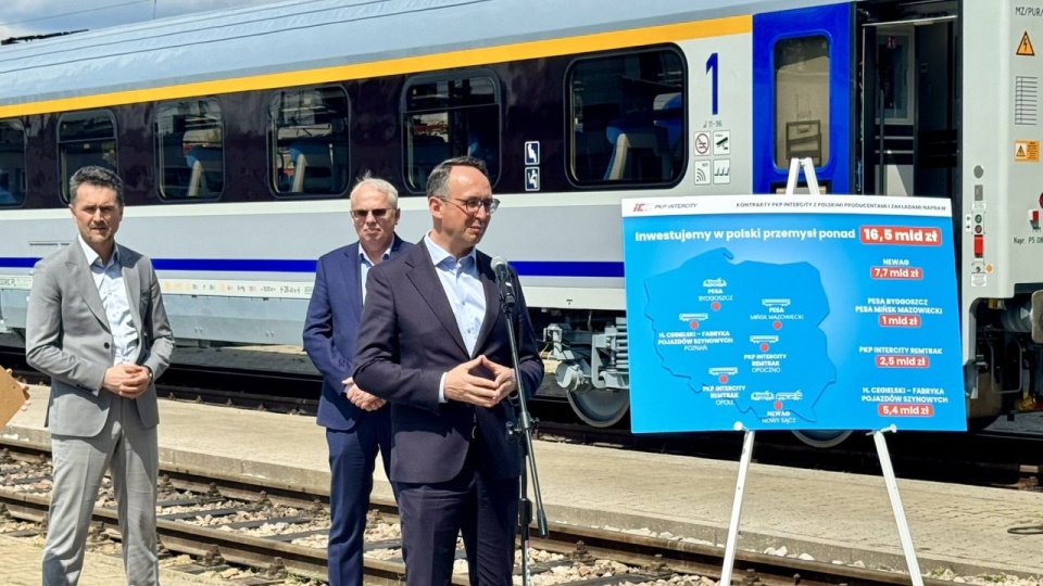 Szef resortu wskazał, że pierwsze składy z nowymi wagonami osiągnęły już maksymalną dopuszczalną prędkość w pociągu Jantar z Warszawy do Helu. źródło: x.com/DariuszKlimczak