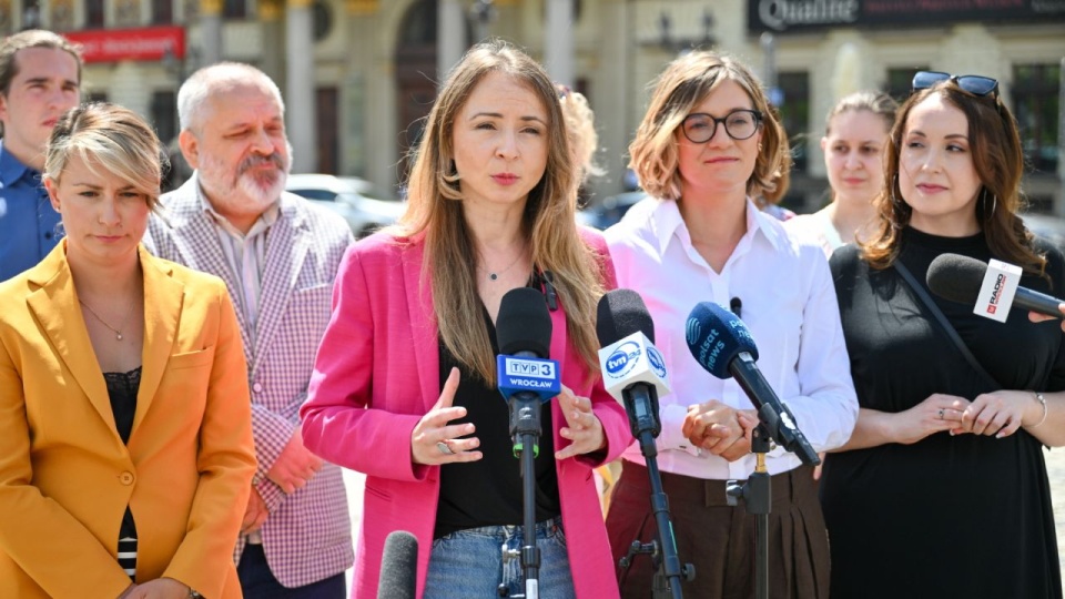 Minister rodziny, pracy i polityki społecznej Agnieszka Dziemianowicz-Bąk (2L) oraz wicemarszałek Senatu Magdalena Biejat (2P) podczas konferencji prasowej na Placu Solnym we Wrocławiu, 20 bm. Tematem spotkania były działania na rzecz wliczania różnych form zatrudnienia – w tym okresów samozatrudnienia – do stażu pracy, a także założenia realizowanego przez resort pilotażu skróconego czasu pracy. PAP/Maciej Kulczyński