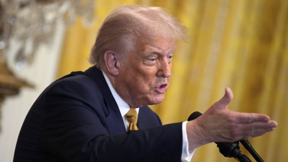 W ciągu pierwszych sześciu miesięcy drugiej prezydentury Donalda Trumpa, odnotowano prawie 150 tysięcy deportacji – czyli średnio ponad 800 dziennie. PAP/EPA/Yuri Gripas / ABACAPRESS.COM / POOL