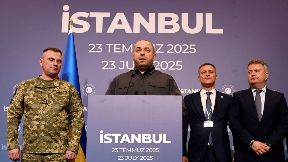 W środę w Stambule spotkali się wysłannicy Moskwy i Kijowa. Padły między innymi propozycje zawieszenia broni. PAP/EPA/TOLGA BOZOGLU