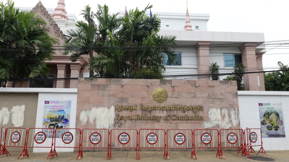 Władze obu krajów wzajemnie wydaliły ambasadorów i ograniczyły relacje dyplomatyczne do minimum. PAP/EPA/NARONG SANGNAK