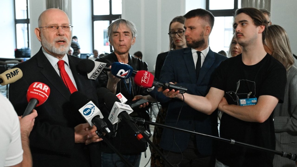 Przewodniczący KRRiT Maciej Świrski podczas wypowiedzi dla mediów na korytarzu Sejmu w Warszawie w ostatnim dniu posiedzenia. Sejm opowiedział się za postawieniem przewodniczącego Krajowej Rady Radiofonii i Telewizji Macieja Świrskiego przed Trybunałem Stanu. PAP/Radek Pietruszka