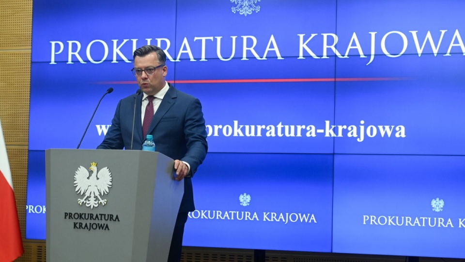 Rzecznik Prokuratury Krajowej Przemysław Nowak na konferencji prasowej w siedzibie Prokuratury przy ulicy Postępu w Warszawie, 25 bm. Temat konferencji: wyniki oględzin głosów oddanych w drugiej turze wyborów prezydenckich z 250 obwodowych komisji wyborczych. PAP/Piotr Nowak