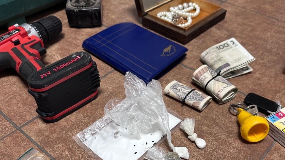 Policjanci znaleźli też 60 gramów amfetaminy, marihuany, mefedronu i ecstasy. Fot. Komenda Powiatowa Policji w Sławnie