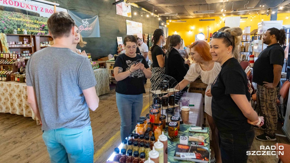 Vintage Market znajdziemy w bocznej sali budynku przy ul. Chmielewskiego. Fot. Robert Stachnik [Radio Szczecin]