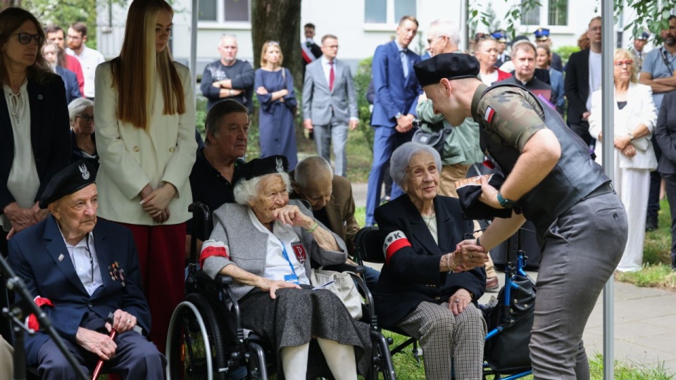 Obchody 81. rocznicy wybuchu Powstania Warszawskiego. Uroczystość przy kamieniu "Żołnierzom Żywiciela" w Parku im. Żołnierzy "Żywiciela" przy ulicy Popiełuszki w Warszawie. Powstanie Warszawskie wybuchło 1 sierpnia 1944 roku. PAP/Albert Zawada