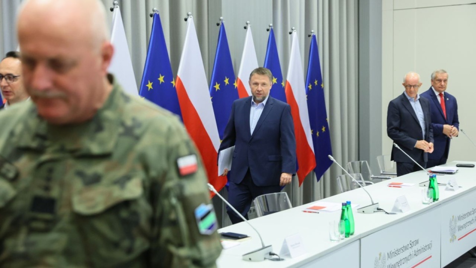 Minister spraw wewnętrznych i administracji Marcin Kierwiński oraz wiceministrowie spraw wewnętrznych i administracji Wiesław Leśniakiewicz i Wiesław Szczepański podczas odprawy z przedstawicielami Rządowego Zespołu Zarządzania Kryzysowego w związku z sytuacją pogodową i napływem niżu genueńskiego nad terytorium Polski w siedzibie MSWiA w Warszawie. PAP/Leszek Szymański