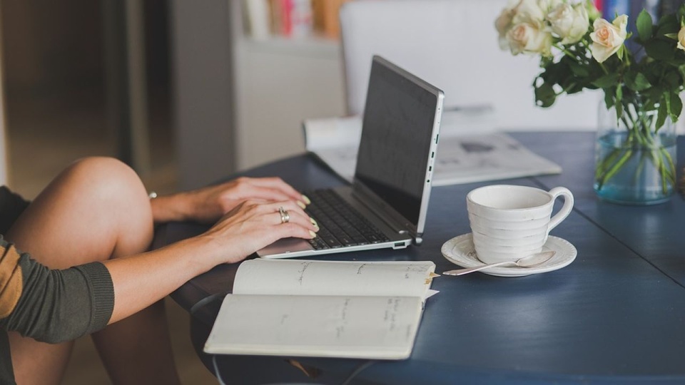 Według raportu "International Travel Confidence Index 2025" Allianz Partners co czwarty Polak planuje pracować zdalnie z wakacyjnych lokalizacji. źródło: pixabay.com/pl/4906312/Deeezy Deeezy/CC0 - domena publiczna