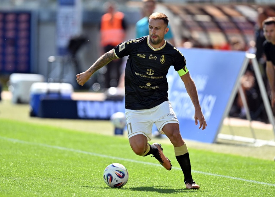 Po zmianie stron do wyrównania w 68 minucie doprowadził kapitan Dumy Pomorza Kamil Grosicki. Fot. PAP/Art Service