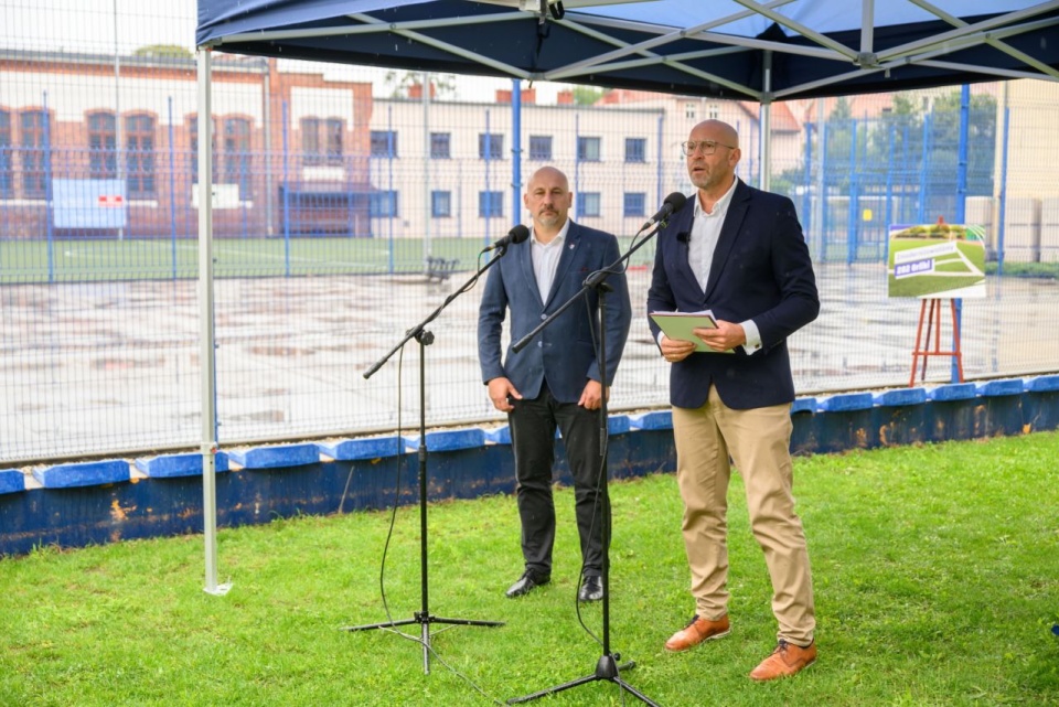 Minister sportu Jakub Rutnicki zapowiedział przyspieszenie remontów, a także uzupełnienie istniejących boisk o dodatkowe elementy, takie jak bieżnie czy ścianki wspinaczkowe. Fot. PAP/Jakub Kaczmarczyk