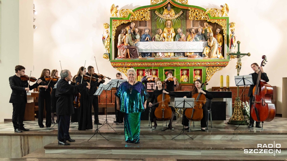 Sylwia Burnicka-Kalischewska (sopran) i Orkiestra Lwowskiej Narodowej Akademii Muzycznej pod dyrekcją Artura Mykytki. Fot. Robert Stachnik [Radio Szczecin]