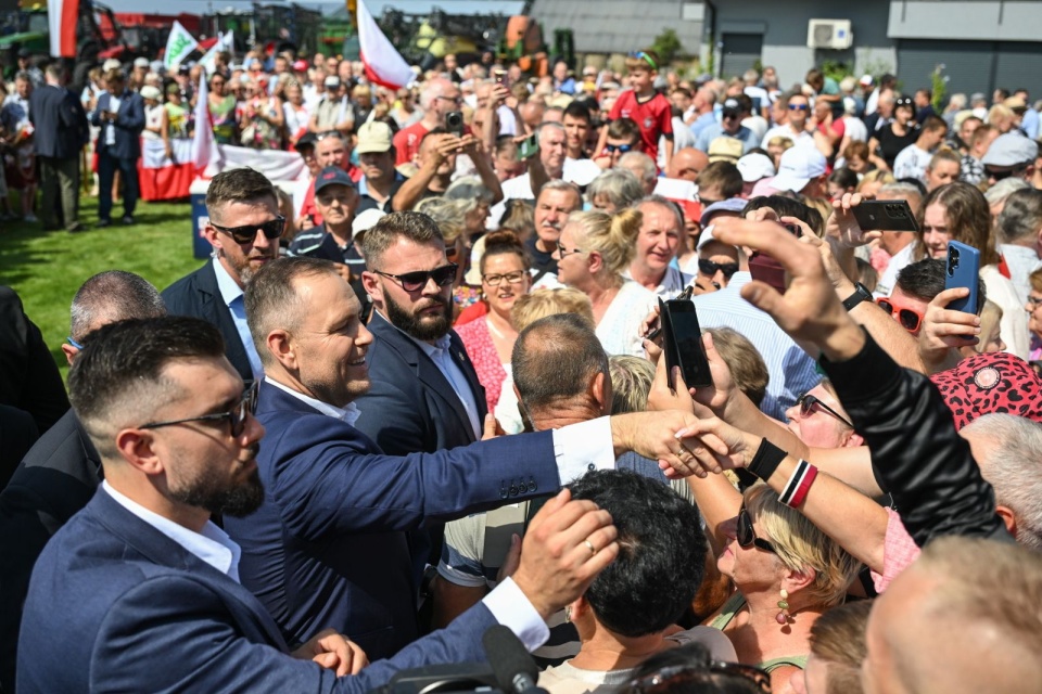 Krąpiel. Prezydent Karol Nawrocki podczas spotkania z rolnikami w miejscowości Krąpiel. W trakcie spotkania podpisano ustawę dotyczącę kwestii rolnych. PAP/Marcin Bielecki