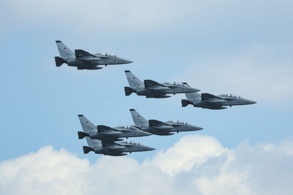 Przelot statków powietrznych wzdłuż warszawskiej Wisłostrady, w ramach przygotowań do defilady z okazji Święta Wojska Polskiego, 9 bm. w Warszawie. Fot. PAP/Szymon Pulcyn