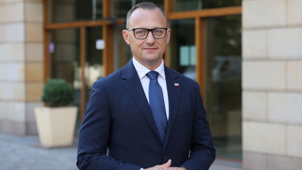 Rzecznik prasowy prezydenta RP Karola Nawrockiego Rafał Leśkiewicz przed siedzibą Polskiej Agencji Prasowej w Warszawie. Rafał Leśkiewicz był gościem Studia PAP. PAP/Rafał Guz