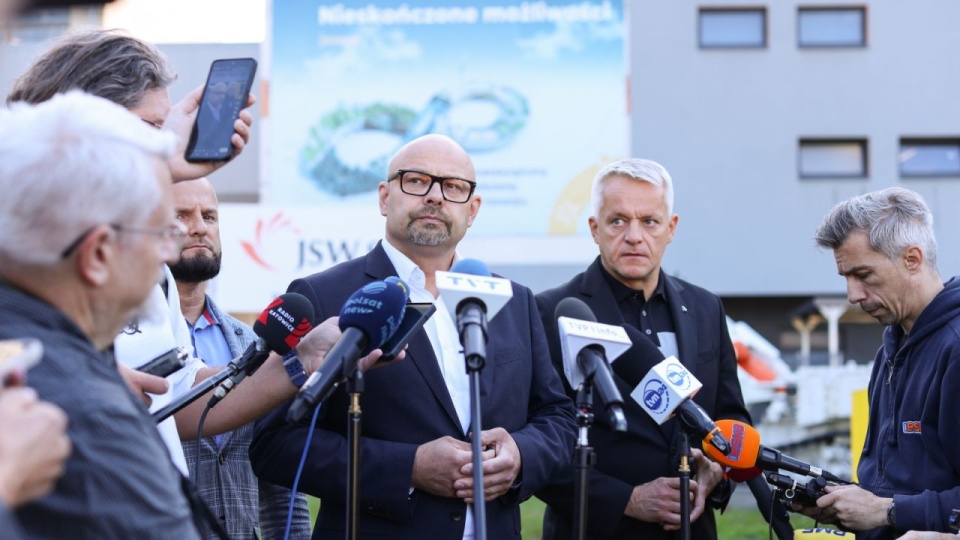 Zastępca prezesa zarządu ds. technicznych i operacyjnych JSW SA Adam Rozmus udziela wypowiedzi na terenie kopalni Knurów-Szczygłowice Ruch Knurów. Wg informacji Jastrzębskiej Spółki Węglowej w poniedziałek o 21:26 doszło do wstrząsu na poziomie 850 metrów. W rejonie zdarzenia przebywało 9 pracowników, 8 z nich udało się wycofać, trwają poszukiwania jednego z górników. PAP/Kasia Zaremba