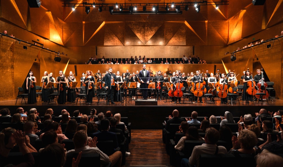 International Lutosławski Youth Orchestra 2024 pod dyrekcją Przemysława Neumanna w Złotej Sali Filharmonii w Szczecinie. Fot. Kamila Kozioł [Filharmonia w Szczecinie]
