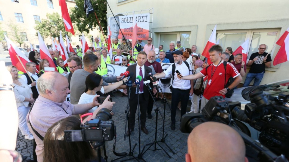 Działacz środowisk narodowych Robert Bąkiewicz przed siedzibą Prokuratury Okręgowej w Gorzowie Wielkopolskim. PAP/Lech Muszyński