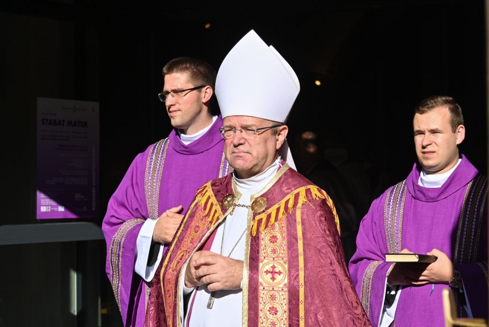 Biskup pomocniczy szczecińsko-kamieński Henryk Wejman (C) na uroczystościach pogrzebowych bp. Mariana Błażeja Kruszyłowicza w Bazylice Archikatedralnej w Szczecinie. Biskup senior Marian Błażej Kruszyłowicz OFMConv, w latach 1990-2013 biskup pomocniczy archidiecezji szczecińsko-kamieńskiej, zmarł 13 sierpnia 2025 r. Miał 89 lat. Biskup Kruszyłowicz był związany z franciszkańskim Zakonem Braci Mniejszych Konwentualnych (OFMConv). PAP/Marcin Bielecki