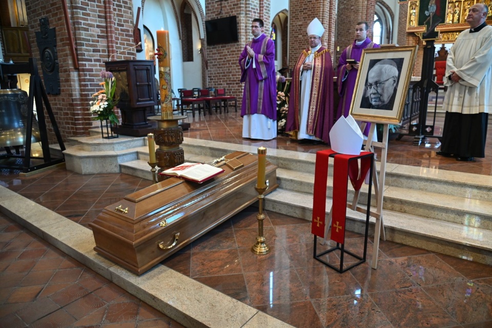 Biskup pomocniczy szczecińsko-kamieński Henryk Wejman (2L) na uroczystościach pogrzebowych bp. Mariana Błażeja Kruszyłowicza w Bazylice Archikatedralnej w Szczecinie, 19 bm. Biskup senior Marian Błażej Kruszyłowicz OFMConv, w latach 1990-2013 biskup pomocniczy archidiecezji szczecińsko-kamieńskiej, zmarł 13 sierpnia 2025 r. Miał 89 lat. Biskup Kruszyłowicz był związany z franciszkańskim Zakonem Braci Mniejszych Konwentualnych (OFMConv). PAP/Marcin Bielecki