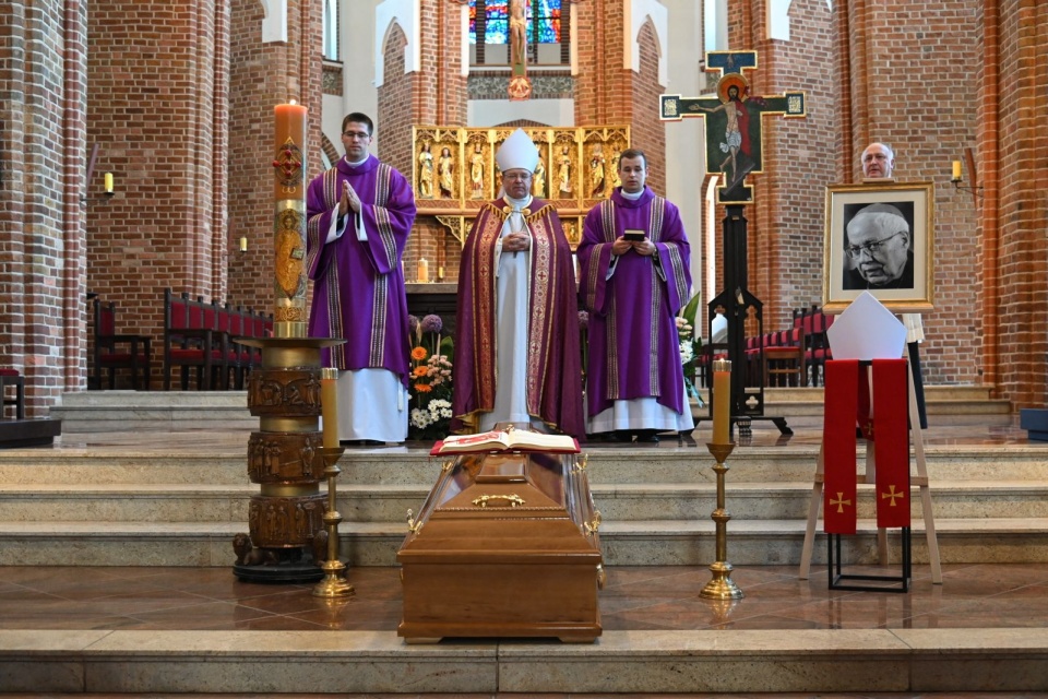 Biskup pomocniczy szczecińsko-kamieński Henryk Wejman (C) na uroczystościach pogrzebowych bp. Mariana Błażeja Kruszyłowicza w Bazylice Archikatedralnej w Szczecinie, 19 bm. Biskup senior Marian Błażej Kruszyłowicz OFMConv, w latach 1990-2013 biskup pomocniczy archidiecezji szczecińsko-kamieńskiej, zmarł 13 sierpnia 2025 r. Miał 89 lat. Biskup Kruszyłowicz był związany z franciszkańskim Zakonem Braci Mniejszych Konwentualnych (OFMConv). (ad) PAP/Marcin Bielecki