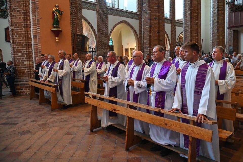 Uroczystości pogrzebowe bp. Mariana Błażeja Kruszyłowicza w Bazylice Archikatedralnej w Szczecinie, 19 bm. Biskup senior Marian Błażej Kruszyłowicz OFMConv, w latach 1990-2013 biskup pomocniczy archidiecezji szczecińsko-kamieńskiej, zmarł 13 sierpnia 2025 r. Miał 89 lat. Biskup Kruszyłowicz był związany z franciszkańskim Zakonem Braci Mniejszych Konwentualnych (OFMConv). PAP/Marcin Bielecki