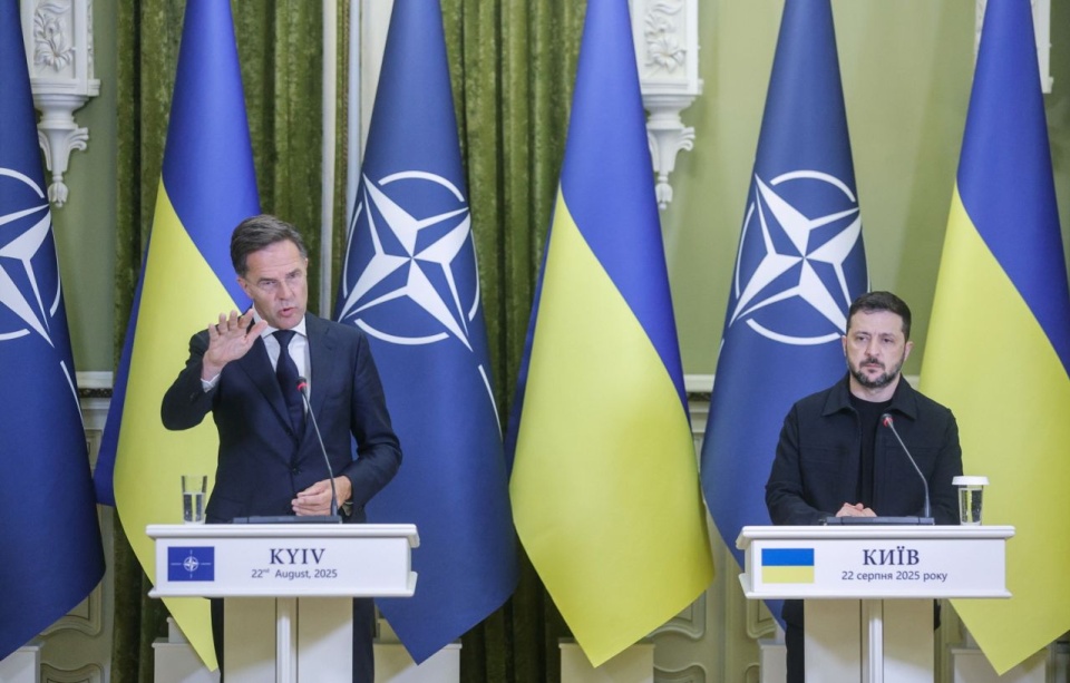 Podczas piątkowej wizyty w Kijowie szef NATO Mark Rutte zaznaczył, że mają to być gwarancje, które sprawią by Putin nigdy nawet nie pomyślał o ponownym ataku na Ukrainę. Fot. PAP/EPA/SERGEY DOLZHENKO