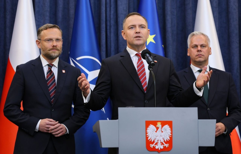 Prezydent RP Karol Nawrocki wygłasza oświadczenie w Pałacu Prezydenckim w Warszawie. Obok szef Kancelarii Prezydenta RP Zbigniew Bogucki oraz posekretarz stanu w KPRP Karol Rabenda. PAP/Paweł Supernak