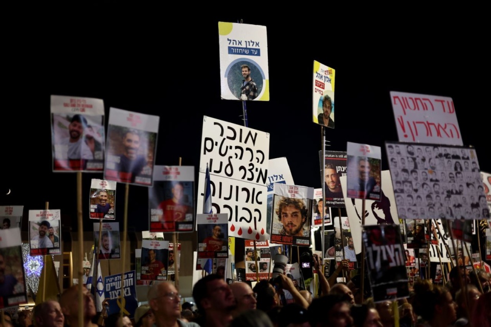 Protest w Tel Awiwie. Fot. PAP/EPA/ATEF SAFADI