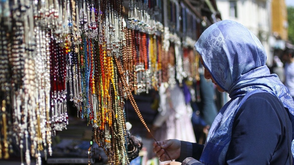 Według tureckich mediów policjanci skonfiskowali ok. 135 sztuk biżuterii, 1132 sztabki metali szlachetnych i 267 historycznych artefaktów, a także broń palną. źródło: pixabay.com/mucahityildiz/CC0 - domena publiczna