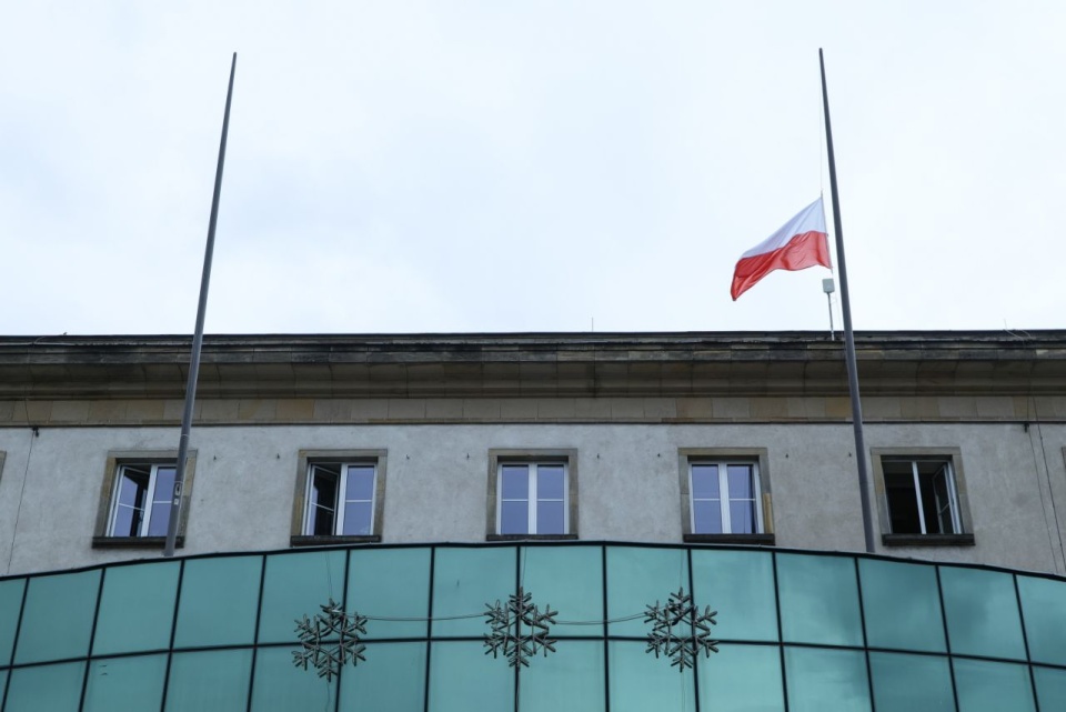 Opuszczona do połowy masztu flaga państwowa na budynku Urzędu Miejskiego w Radomiu. Fot. PAP/Paweł Supernak