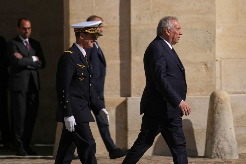 Sprawa jest na tyle ważna, że nie waham się zaryzykować swojej odpowiedzialności - mówił w radiu RTL premier Francji François Bayrou. Fot. PAP/EPA/CHRISTOPHE ENA / POOL