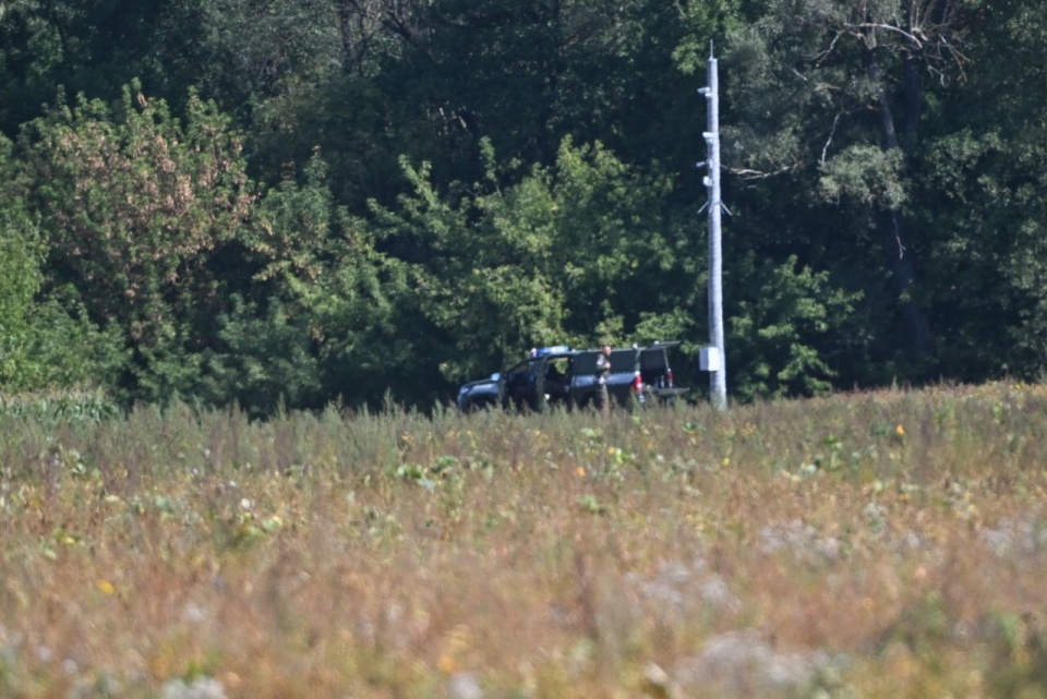 Żandarmeria Wojskowa zabezpieczyła szczątki drona, który w niedzielę wieczorem rozbił się pod Terespolem w województwie lubelskim. Fot. PAP/Wojtek Jargiło