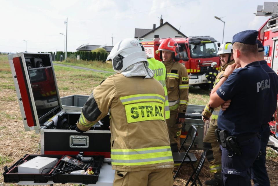 Służby sprawdzają zgłoszenie o upadku rosyjskiego drona w miejscowości Mierzyce. Fot. PAP/Marian Zubrzycki