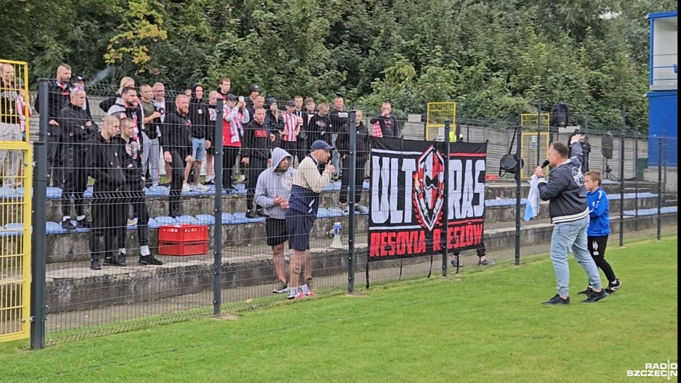 Przekazanie koszulki Świtu kibicom Resovii. Fot. Sławomir Orlik [Radio Szczecin]