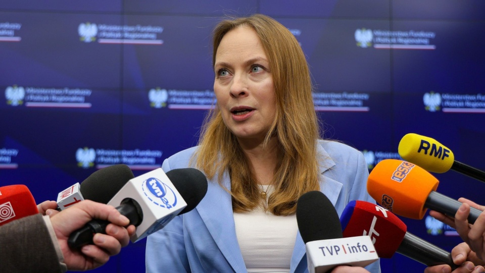Warszawa, 19.09.2025. Minister funduszy i polityki regionalnej Katarzyna Pełczyńska-Nałęcz podczas konferencji prasowej w siedzibie resortu w Warszawie, 19 bm. Na spotkaniu przedstawiono szczegółowe wyniki kontroli dotacji z KPO dla branży HoReCa. (mr) PAP/Paweł Supernak