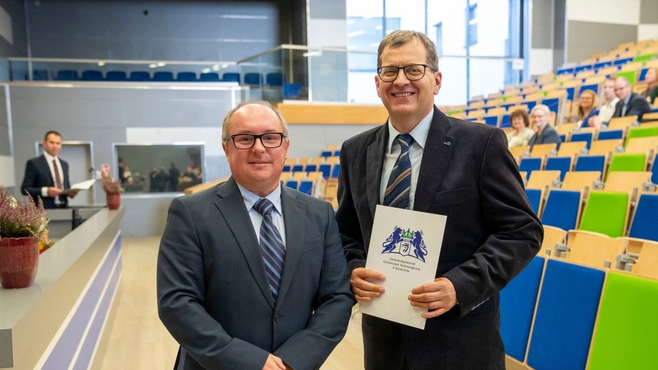 JM Rektor ZUT, prof. dr hab. inż. Arkadiusz Terman oraz prof. dr hab. inż. Marek Gryta z Katedry Technologii Chemicznej Nieorganicznej i Inżynierii Środowiska WTiICh ZUT. Fot. ZUT