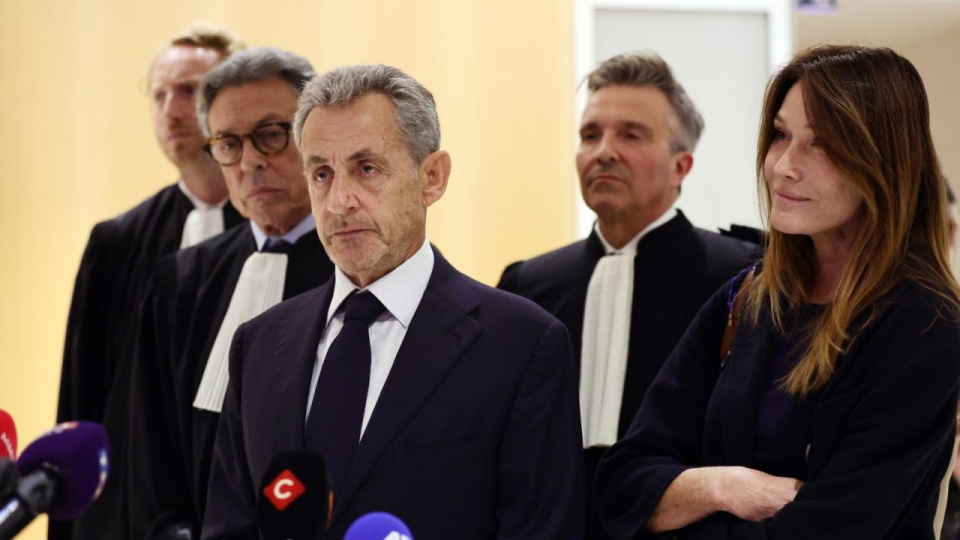 Były prezydent Francji Nicolas Sarkozy będzie odwoływał się od ogłoszonej w czwartek decyzji sądu skazującej go na pięć lat więzienia za udział w grupie przestępczej. PAP/EPA/TERESA SUAREZ