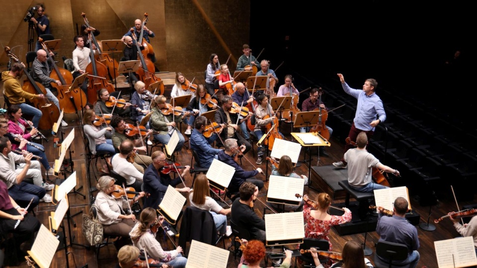 Przemysław Neumann prowadzi próbę generalną z Bruno Philippem (wiolonczela) i Orkiestrą Symfoniczną Filharmonii im. Mieczysława Karłowicza w Szczecinie. Fot. Cezary Aszkiełowicz