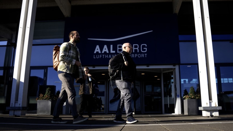 24 września czasowo wstrzymano ruch lotniczy na lotnisku Aalborg w północnej Danii po wykryciu niezidentyfikowanych dronów w przestrzeni powietrznej. źródło: PAP/EPA/BO AMSTRUP