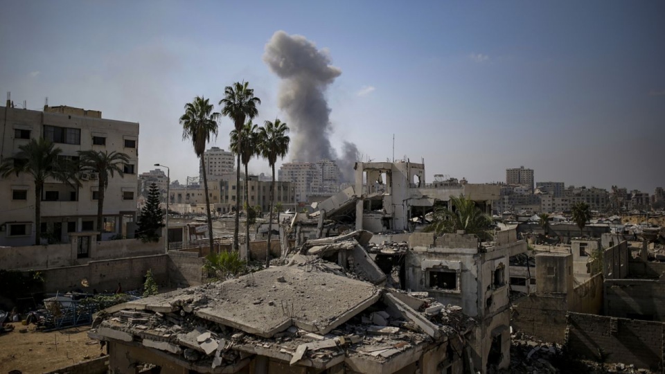 W sobotni poranek naloty zniszczyły dom w dzielnicy Tufah w Gazie, zabijając tam co najmniej 11 osób, z których ponad połowę stanowiły kobiety i dzieci. PAP/EPA/MOHAMMED SABER