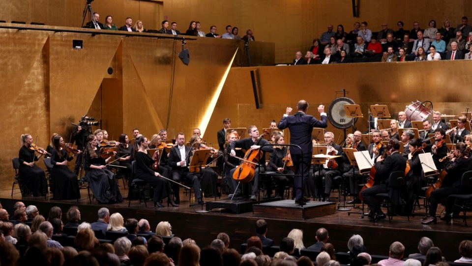 Bruno Phillippe – wiolonczelista gra z Orkiestrą Symfoniczną Filharmonii im. Mieczysława Karłowicza w Szczecinie pod batutą Przemysława Neumanna. Fot. Cezary Aszkiełowicz